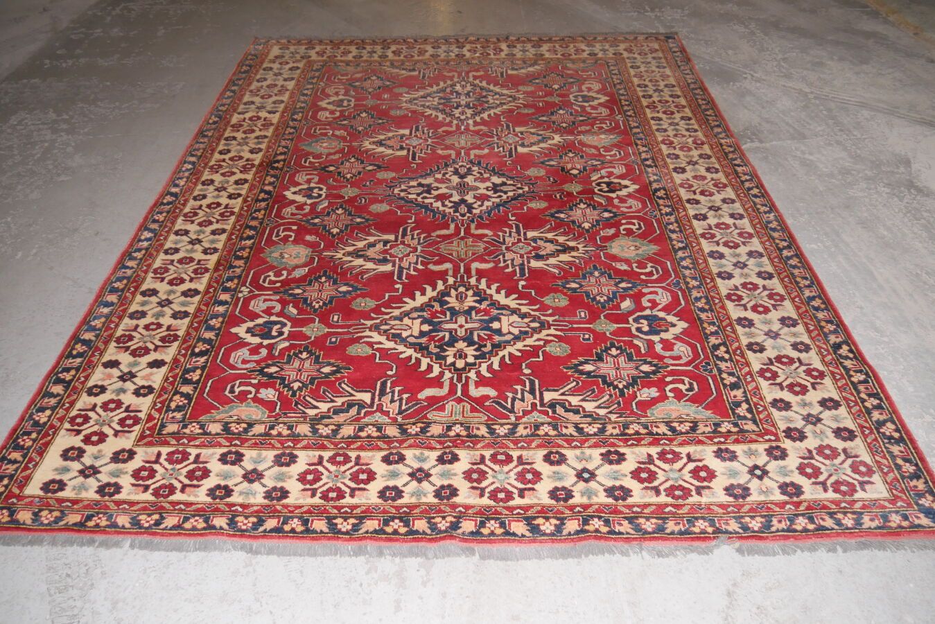 Null 大哈萨克人，南高加索地区，约1980年。
羊毛基础上的羊毛丝绒 
砖红色场地上有多色的几何花纹装饰 
状况良好 
295 x 218 cm