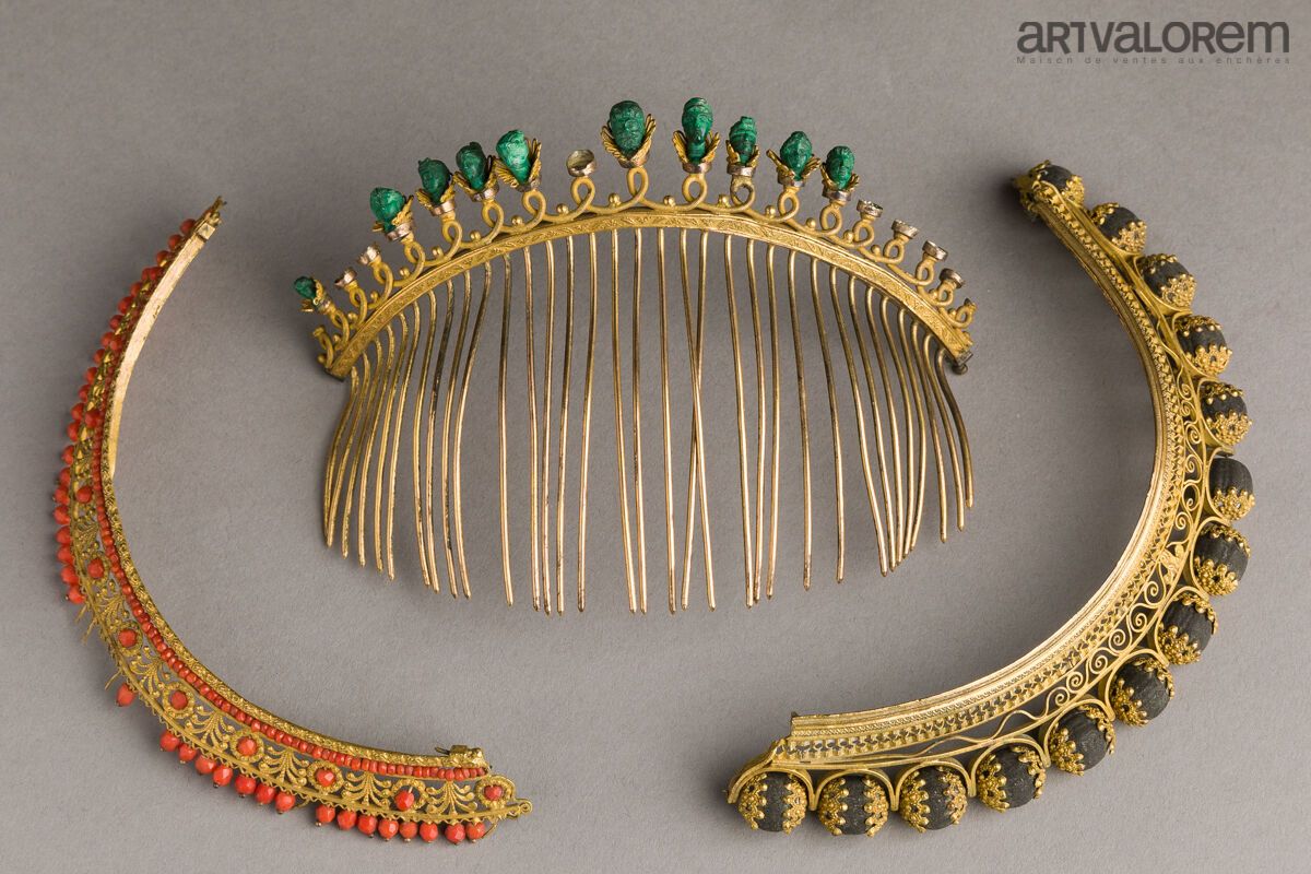 Null Diadem with its removable comb in pomponium decorated with busts in the ant&hellip;
