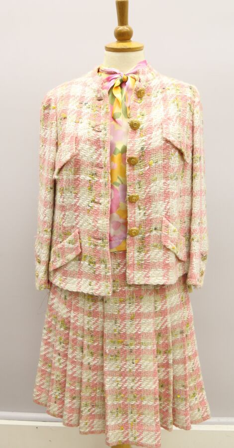 Null CHANEL 
Wool tweed skirt suit with pink, white and green checks. 
Jacket wi&hellip;