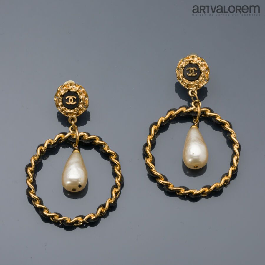 Null 香奈儿2007年系列
一对克里奥尔耳夹，用镀金金属链与黑色皮革交错装饰，一颗巴洛克式和长方形的幻想珍珠作为流苏。菱形上有标记。
长度：9厘米