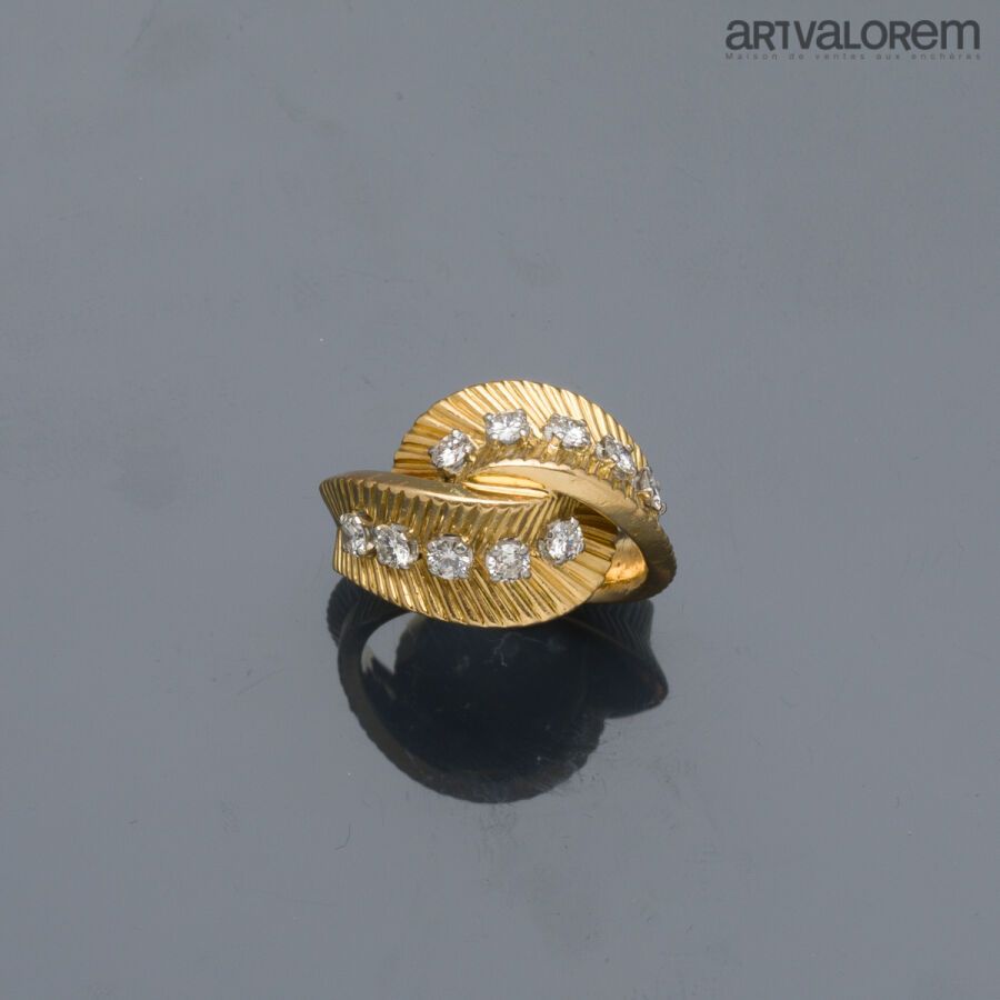 Null 黄金和铂金戒指，两个交错的手掌，爪式镶嵌明亮式切割钻石。约1950年的法国作品，大师级标记。
钻石重量：约0.50克拉。
贸发局：51
总重量：10.&hellip;