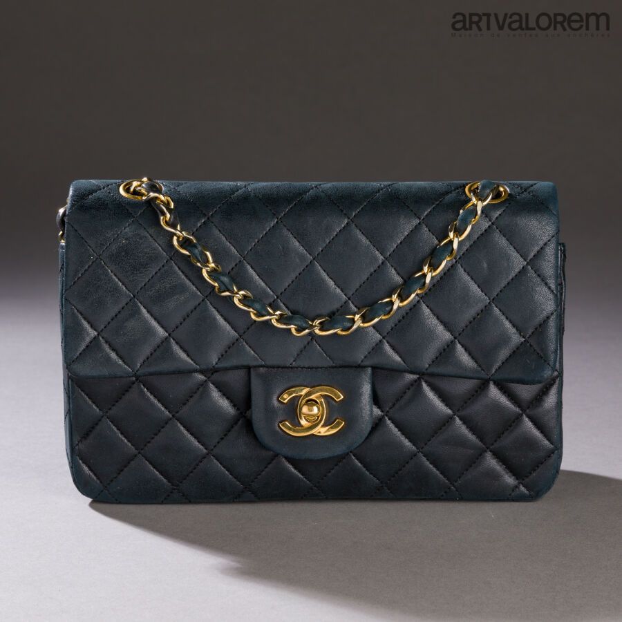 Null CHANEL
Classic bag with double flap in midnight blue lambskin
Red lambskin &hellip;