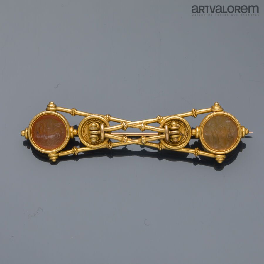 Null 一枚新伊特鲁里亚黄金胸针（针上有ET标记），上面镶嵌着两个古色古香的插图，其中一个刻有马和车轮，另一个刻有两个字符。 
19世纪下半叶的外国作品。 
&hellip;