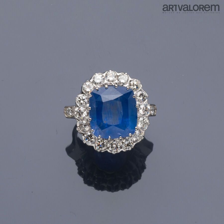 Null 一枚白金蓬巴杜戒指，以混合切割的天然锡兰蓝宝石为中心，镶嵌在爪式和封闭式明亮型切割钻石上。
蓝宝石的重量：12.89克拉，钻石：2克拉。
TDD: 5&hellip;