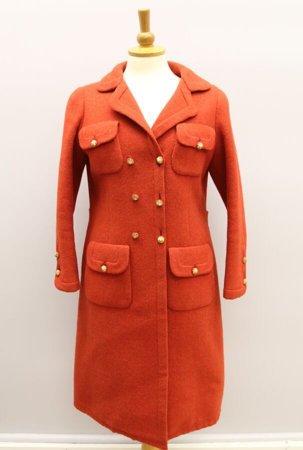 Null CHANEL
Mantel aus rostfarbenem Woll-Tweed, gezackter Kragen, vier aufgesetz&hellip;