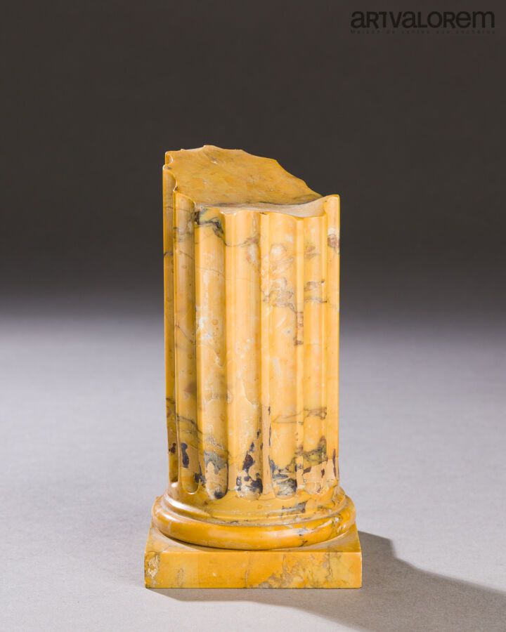 Null 黄色锡耶纳大理石的半槽柱。
古董之后，大旅行的纪念品
高度：16.5厘米 
(修复)