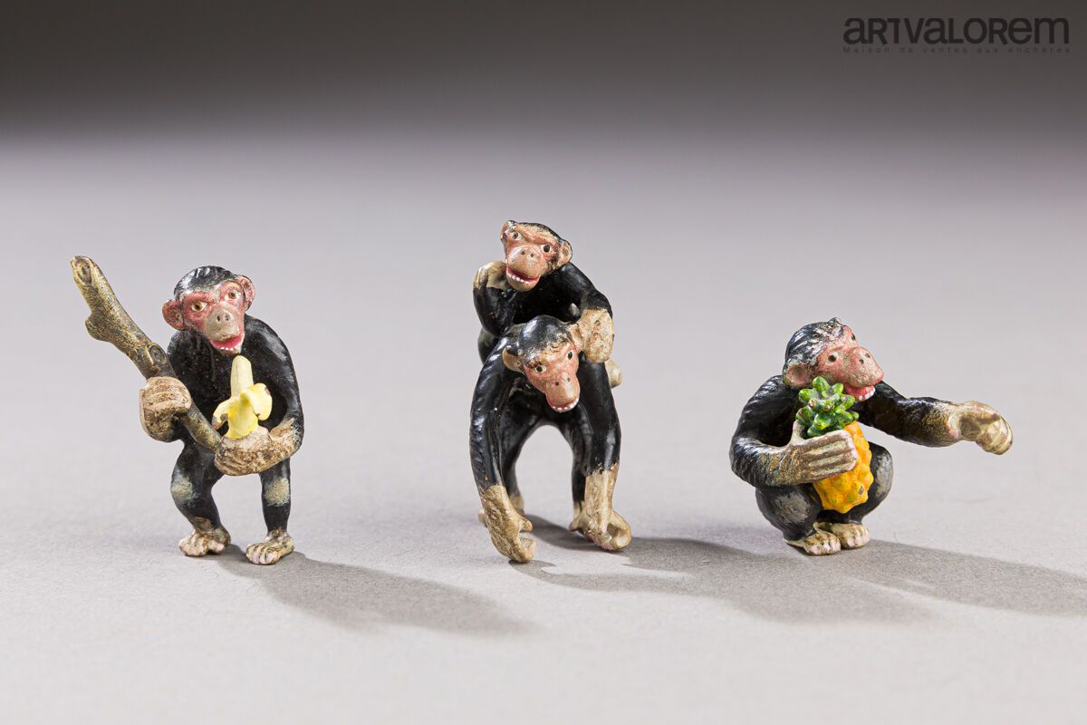 Null 一套两个主题和一个多色铜组的猴子，两个在背上互相玩耍，一个拿着菠萝并挥舞着，最后一个拿着香蕉和树枝。 
维也纳，19世纪末，20世纪初。
高度：3厘米&hellip;