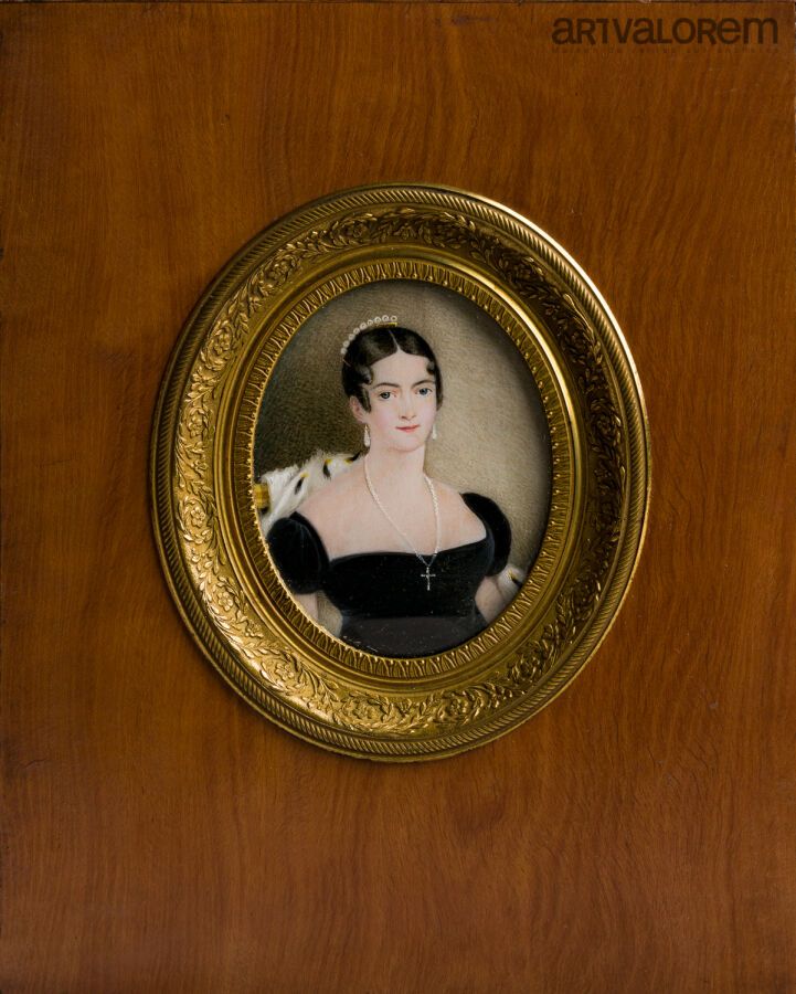 Null 椭圆形的微型画，表现的是一个身穿黑色低胸礼服和貂皮围巾的半身女人。 
19世纪中期。
6.5 x 5.3厘米