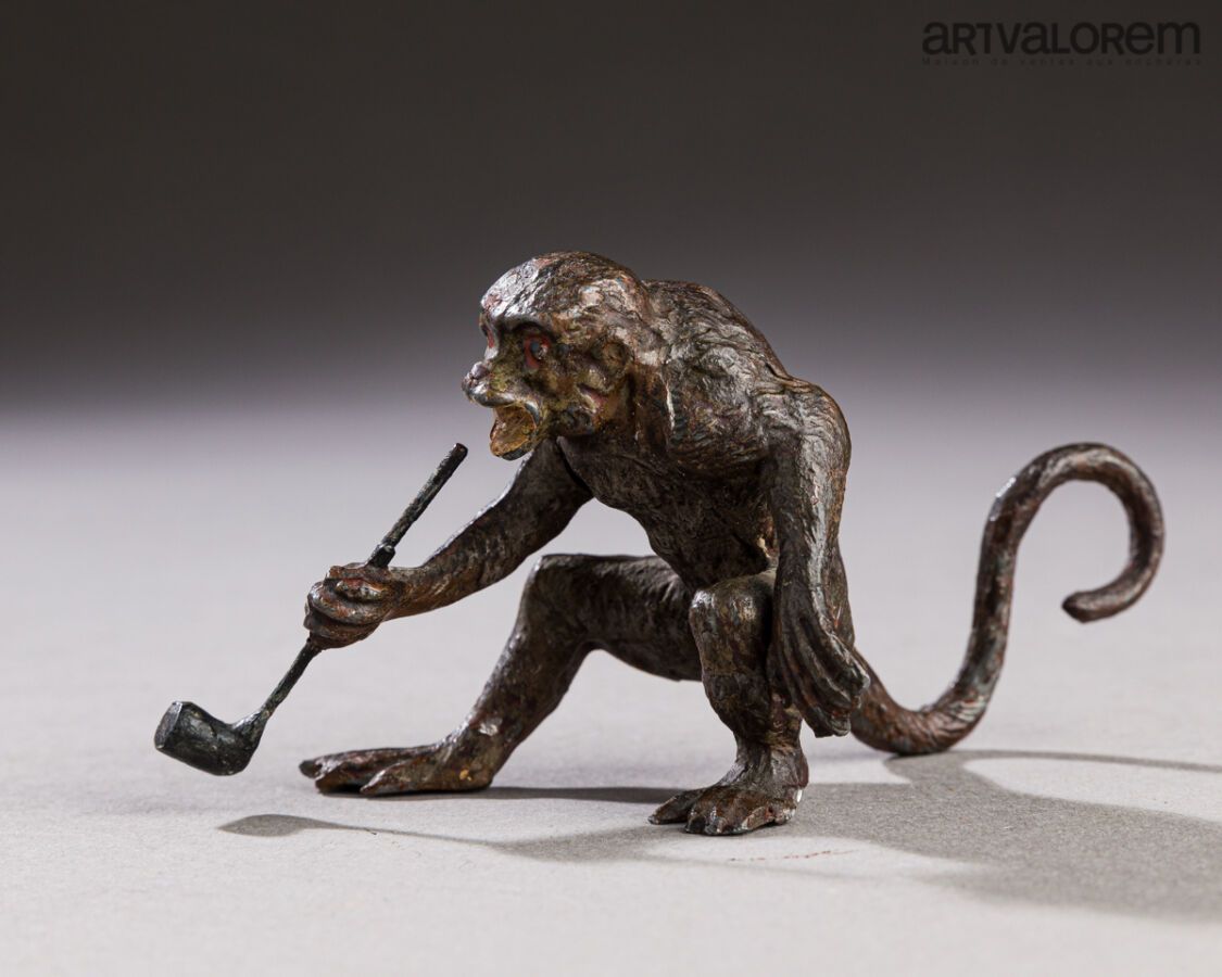 Null 染色和多色雷古拉主题：一只猴子在抽着烟斗。
20世纪初。
高：5.5厘米 - 长：10.5厘米 - 深：5.5厘米。
(手臂脱落)