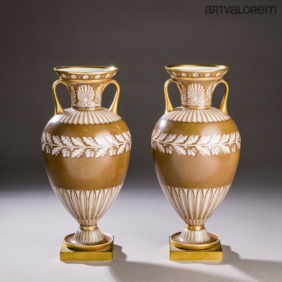 Null SEVRES，查理十世统治时期，1827年
罕见的一对被称为 "伊特鲁里亚-特平 "的瓷瓶，肩部有两个镀金的小把手，基座上呈卵圆形，装饰有橡树花环和棕&hellip;