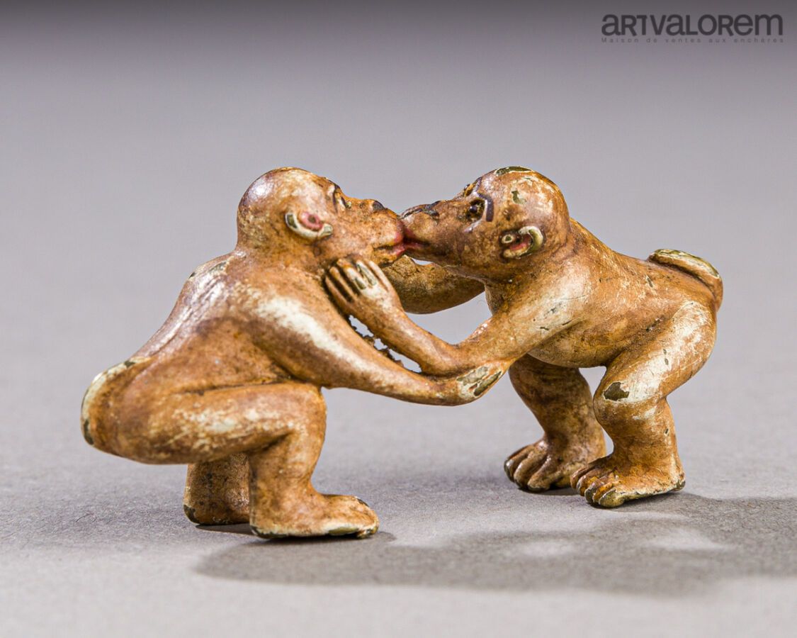 Null Kleine Gruppe aus polychromierter Bronze, die ein sich küssendes Affenpaar &hellip;
