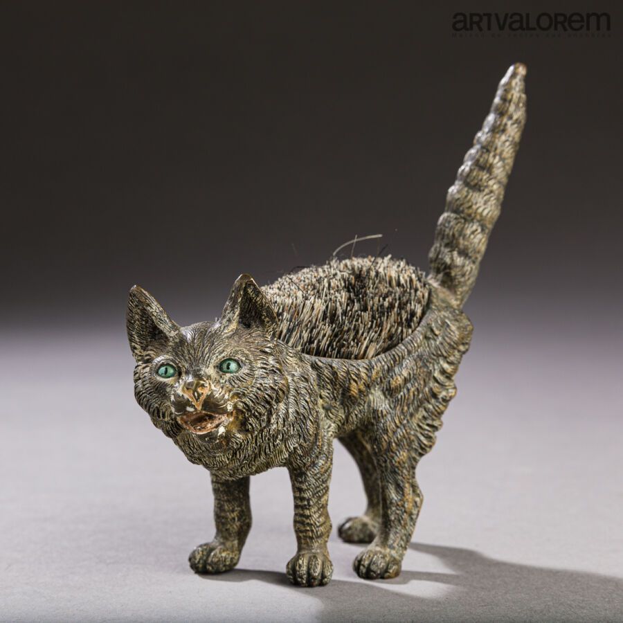 Null Federwischer aus polychromierter Bronze, der eine Katze mit gesträubtem Fel&hellip;