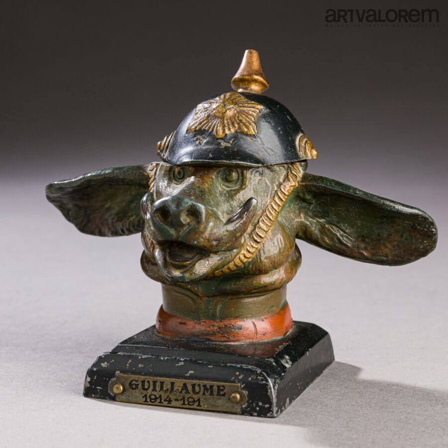 Null 多色雷古拉墨斗描绘了威廉二世皇帝的形象，由一个戴着尖头盔的野猪头漫画而成，后者打开后露出了一个玻璃杯。它放置在一个长方形的底座上，底座上有一个刻有 "&hellip;
