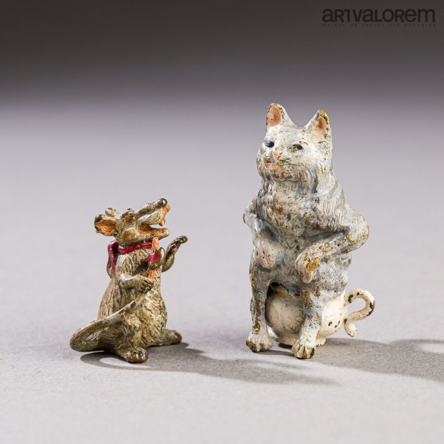 Null 一套两件多色青铜主题，一件描绘的是一只猫坐在室内的锅上，另一件是一只站立的小老鼠，脖子和尾巴的顶端装饰着一个红色的丝带蝴蝶结。
维也纳，20世纪初。
&hellip;