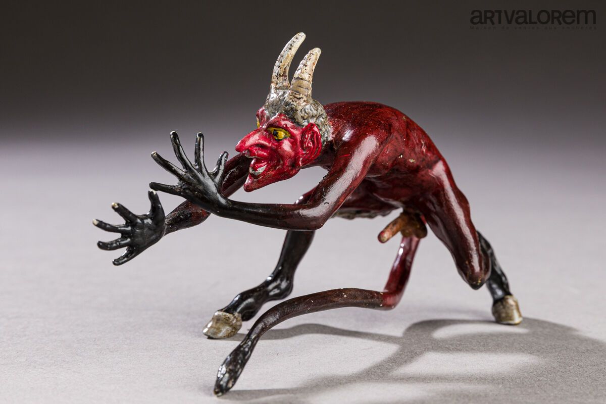 Null Sujet en bronze ciselé et polychromé figurant un diable faisant un pied de &hellip;