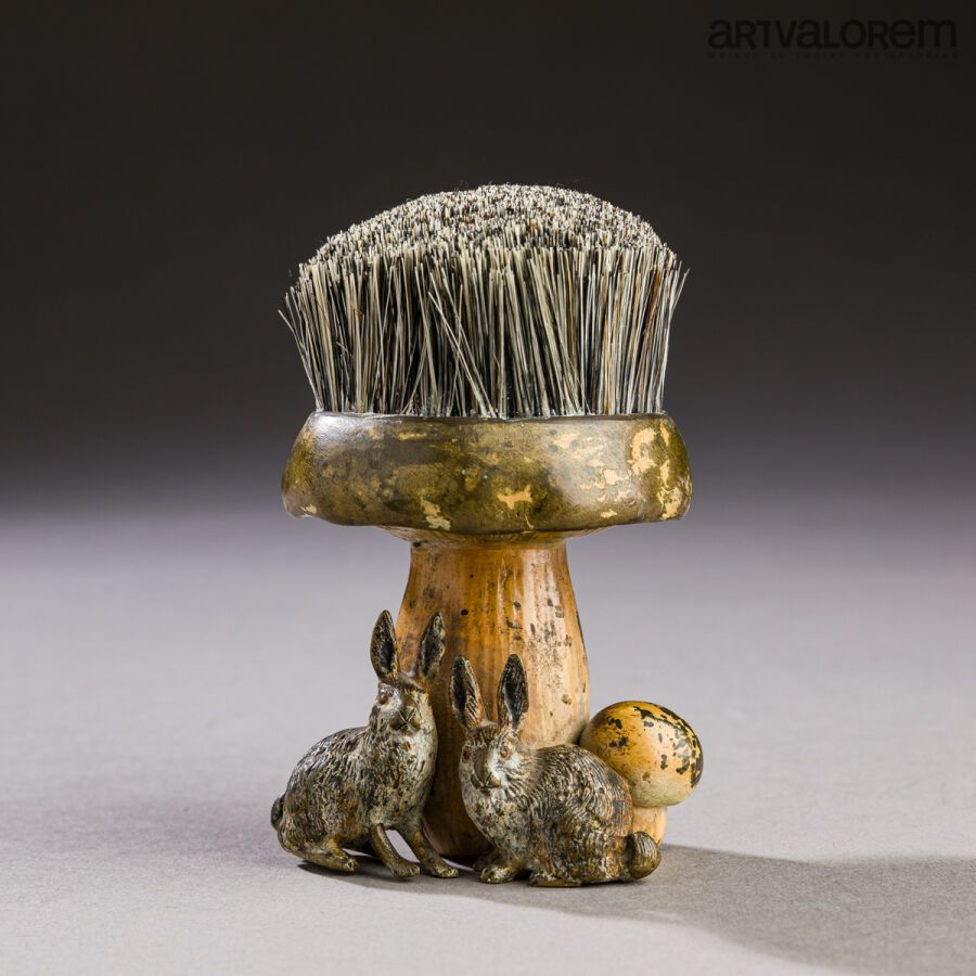 Null Federwischer aus Bronze mit polychromer Patina, der einen Steinpilz und zwe&hellip;