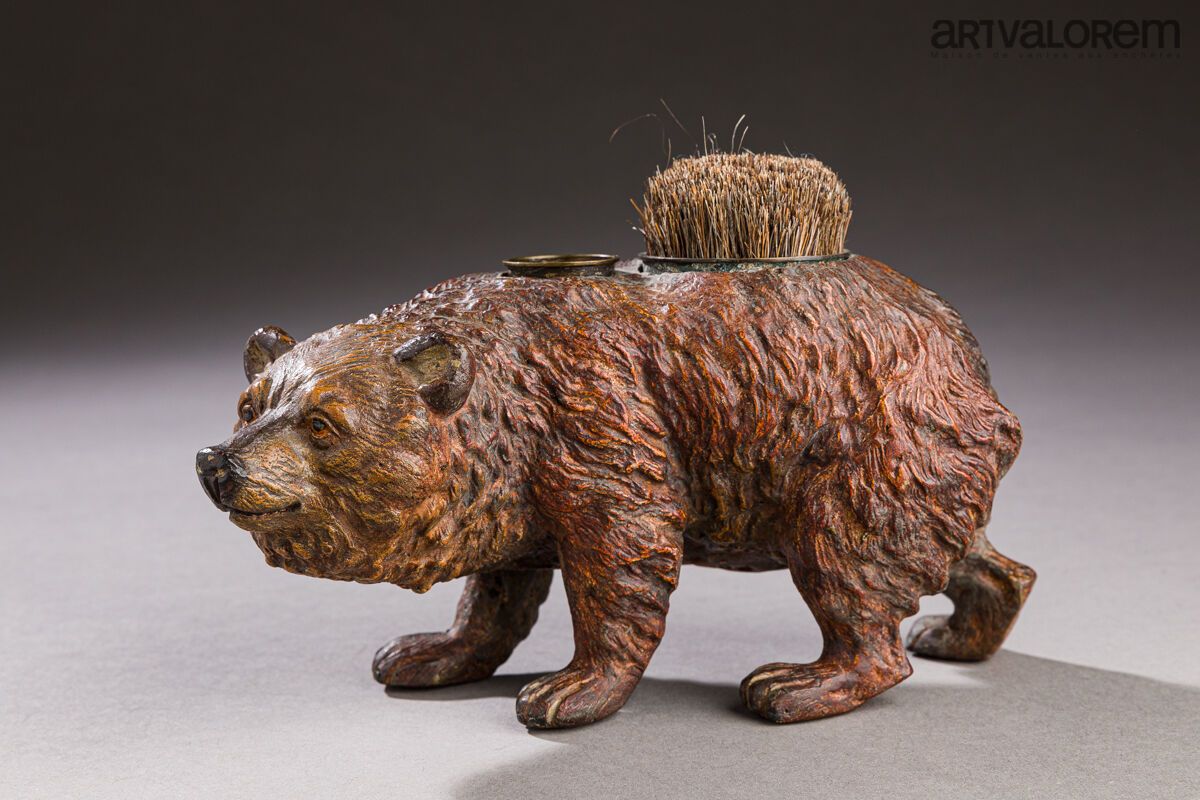 Null 弗朗茨-夏弗-贝尔格曼/南-格雷布(1861-1936)
多色铜制墨水瓶，有一只行走的熊作为墨水瓶和笔筒。
底座下有Monogrammed FB。
维&hellip;