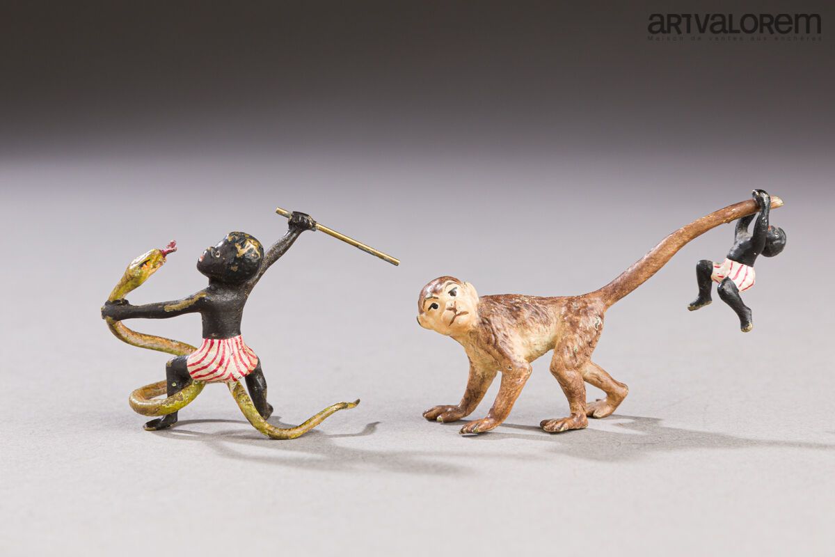 Null 一套两个多色青铜主题，一个描绘了一个年轻的努比亚人与蛇搏斗，另一个是一只行走的猴子，尾巴上挂着一个努比亚人。
维也纳，19世纪末，20世纪初。
高度：&hellip;