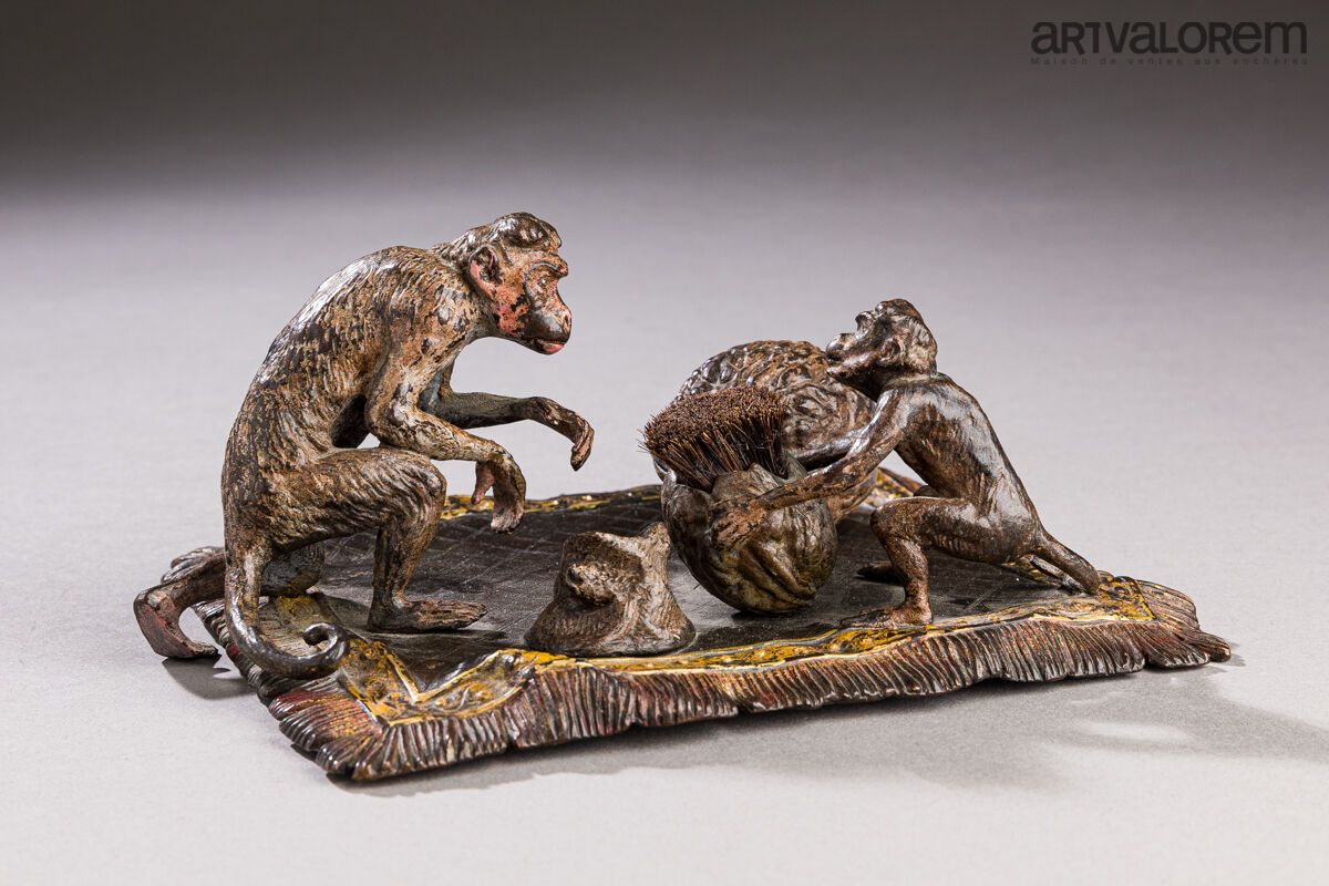 Null Franz Xaver BERGMANN/ Nam Greb (1861-1936)
猴子与东方地毯
多色的铜制墨水瓶由两只猴子，一个墨水瓶螺母和一个&hellip;