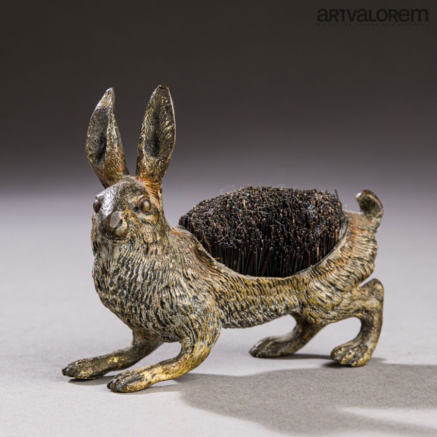 Null Essuie-plume en bronze polychromé figurant un lièvre.
Vienne, fin du XIXème&hellip;