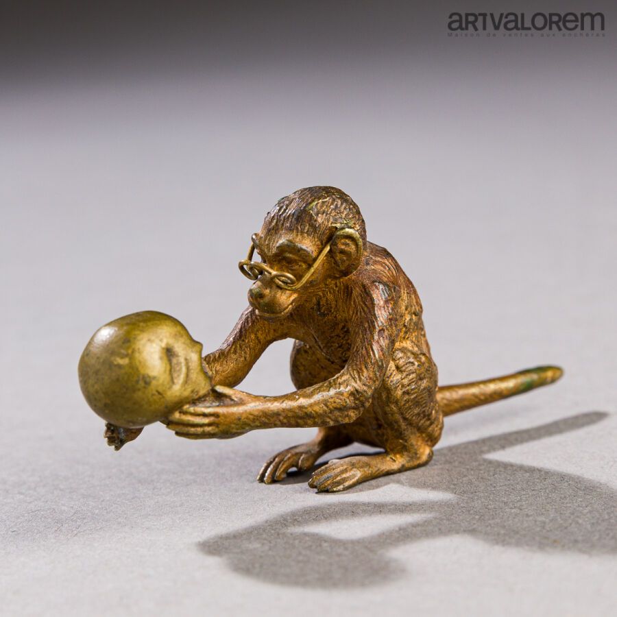 Null Memento-Mori-Sujet aus vergoldeter Bronze, das einen sitzenden Affen mit Br&hellip;