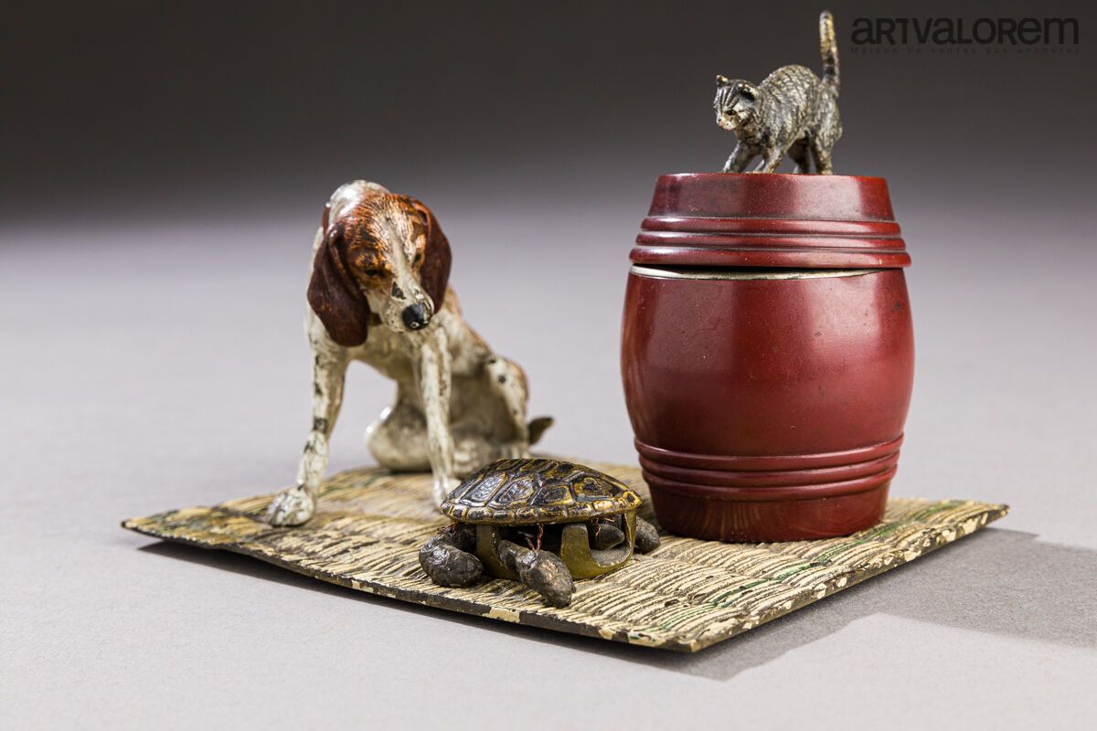 Null 一个多色铜制的墨池，描绘了一只猫在桶上，一只猎狗抱着一只有关节的腿和头的乌龟，桶形成一个带杯子的墨池，底座是仿稻草的。
维也纳，19世纪末。
高度：1&hellip;