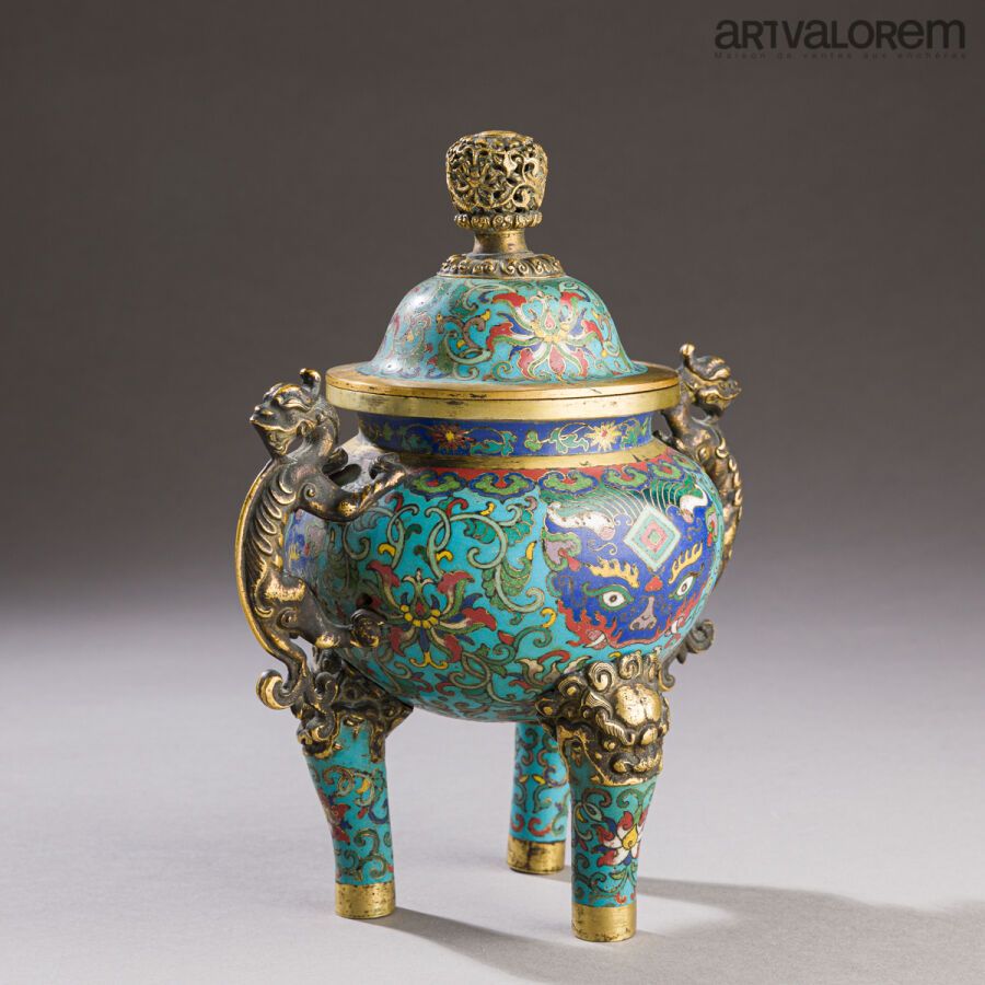 Null CHINA, early 19th century. 
Tripod incense burner decorated with handles re&hellip;