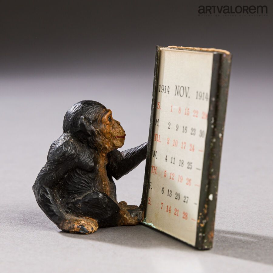 Null 小型多色铅制日历架，上面有一只坐着的猴子拿着一个装有1914年日历的框架。
20世纪初。
高度：6.5厘米 - 长度：7厘米 - 深度：3厘米。
(有&hellip;