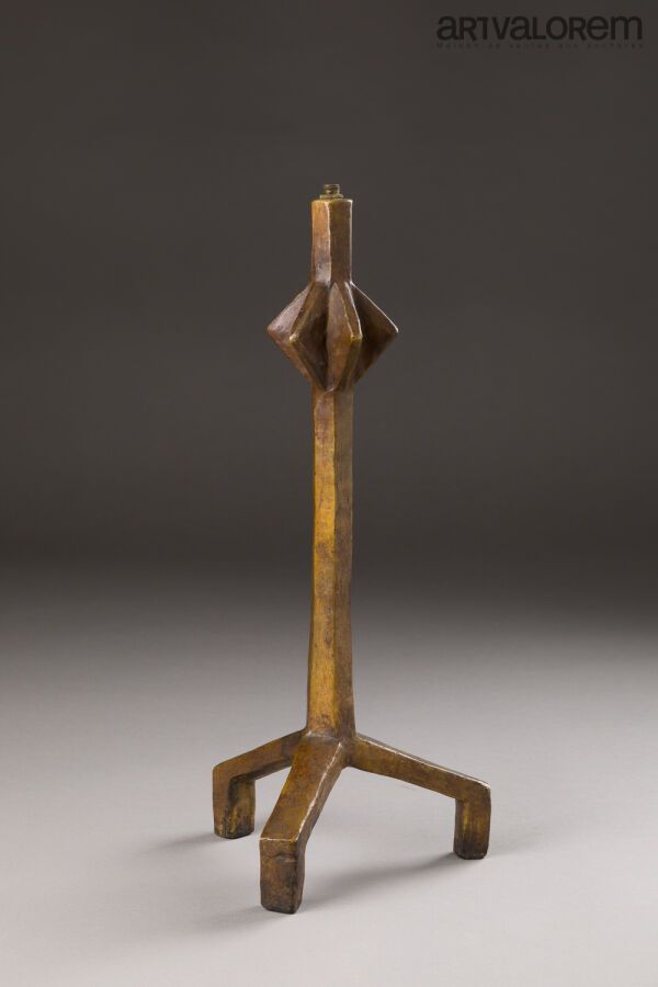 Null 阿尔贝托-贾科梅蒂 (1901-1966)
灯具模型 "星星"，约1935年
青铜，有浅棕色的阴影。
没有签名。一脚下有贾科梅蒂委员会的编号（064）&hellip;