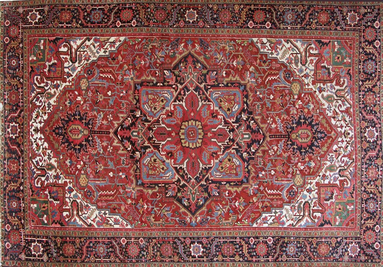 Null 重要的老Heriz，伊朗，约1930/40年 
棉质基础上的羊毛丝绒 
红宝石场，有多色的几何花卉装饰，中央装饰有多色的星形花的奖章 
四个象牙的边框&hellip;