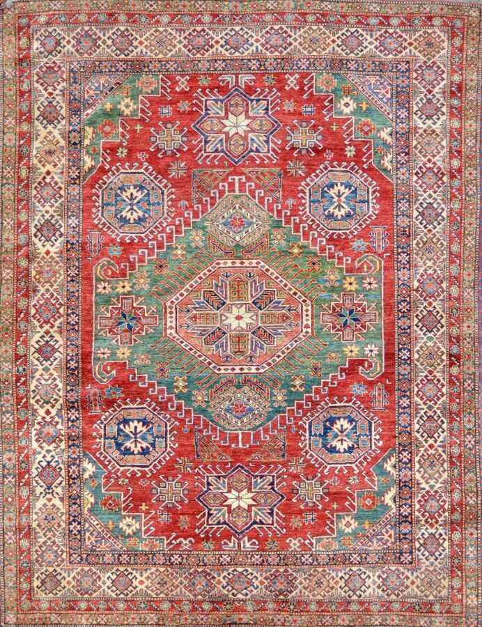 Null 大哈萨克人，南高加索地区，约1980年。
羊毛基础上的羊毛丝绒 
砖红色的场地上有原来的几何风格的多色装饰，包括狼蛛、螃蟹、花和昆虫，装饰有一个非常大&hellip;