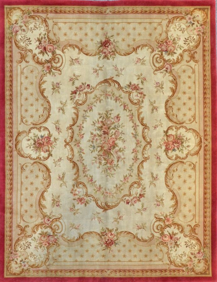 Null 二十世纪萨翁内里风格地毯
路易十六风格 
羊毛天鹅绒，棉质底板 
米色场地，中央有多色花冠的奖章 
状况良好 
300 x 240厘米