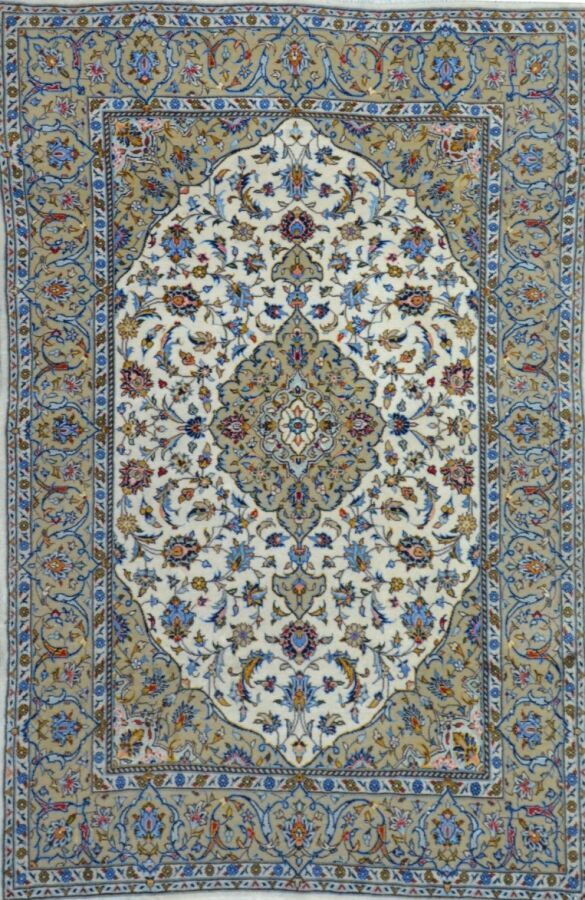 Null 相当好的Kachan kork，伊朗，大约1970年
棉花基础上的Kork羊毛绒布 
米色的场地上装饰着卷轴和花环，以及风格化的叶子，中央装饰着金米色&hellip;