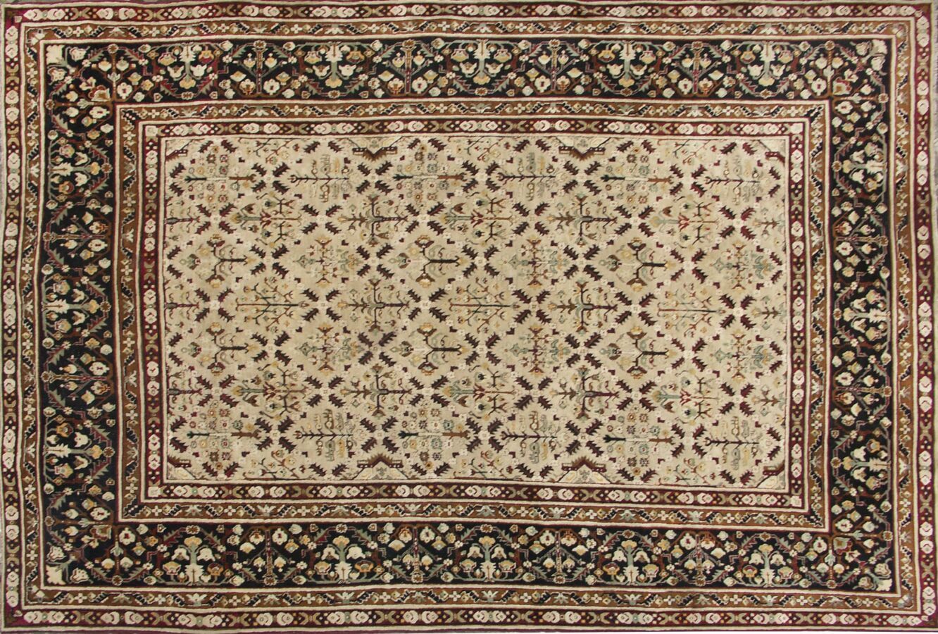 Null 杰出而重要的阿格拉，印度，19世纪末
棉质地面上的高品质丝质羊毛绒布 
象牙领域装饰有十字纹，周围有棒状物，并镶嵌有几何形状的花草图案 
五个边框，其&hellip;
