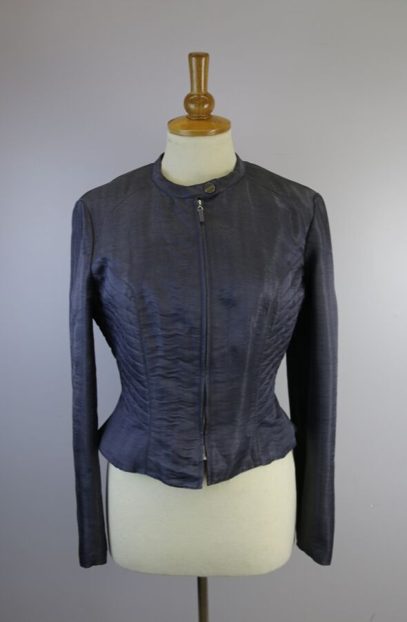 Null MUGLER
具有金属光泽的丝绸和石板粘胶外套，无领，两侧绗缝，用压钉和带有Mugler标志的拉链关闭。
尺寸38
(状况良好)