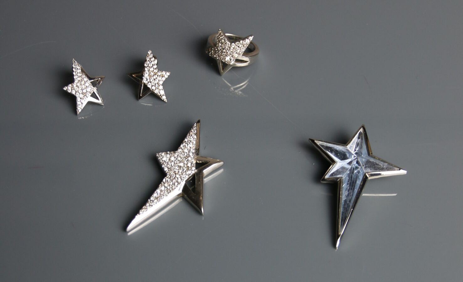 Null 蒂尔里-穆格莱
由镀铬金属镶嵌水钻的吊坠、一对耳环和星形戒指组成的拍品
TDD 56
包括一个镀铬金属和蓝色天使的星形胸针
带箱子