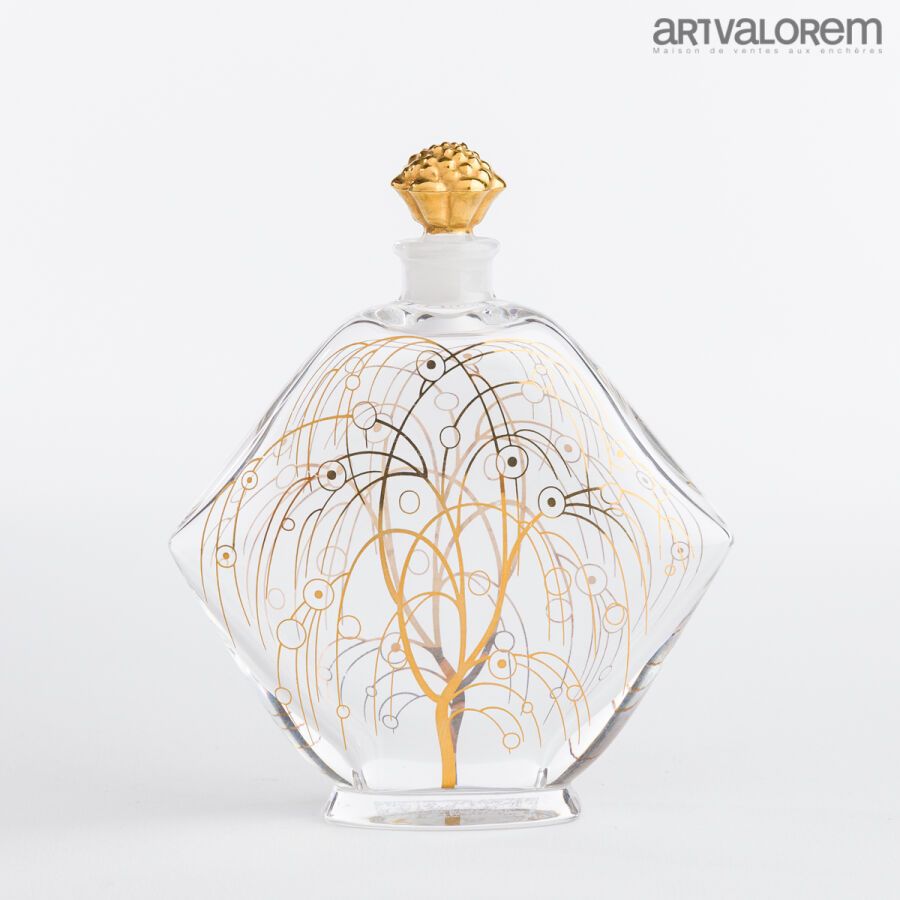 Null 巴卡拉为Annick Goutal设计 - (1990年代)
罕见的巴卡拉压制无色水晶瓶，椭圆形截面，瓶身是一个弯曲的菱形，两面都用金色装饰着装饰艺术&hellip;