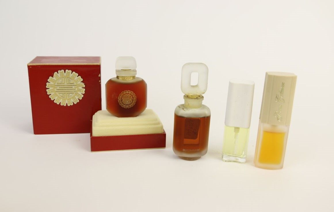 Null 雅诗兰黛 "朱砂"（1980年代）
呈现在其红色和金色的纸板盒中，鼻烟壶含有14毫升的提取物。
附有一个14毫升的 "Estée "精华瓶，两个 "W&hellip;