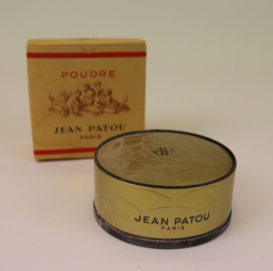 Null Jean Patou - "Amour-Amour" - (1950年代)
纸板粉盒上覆盖着金色的纸，鼓形的圆柱形部分，根据Süe & Mare的设计&hellip;