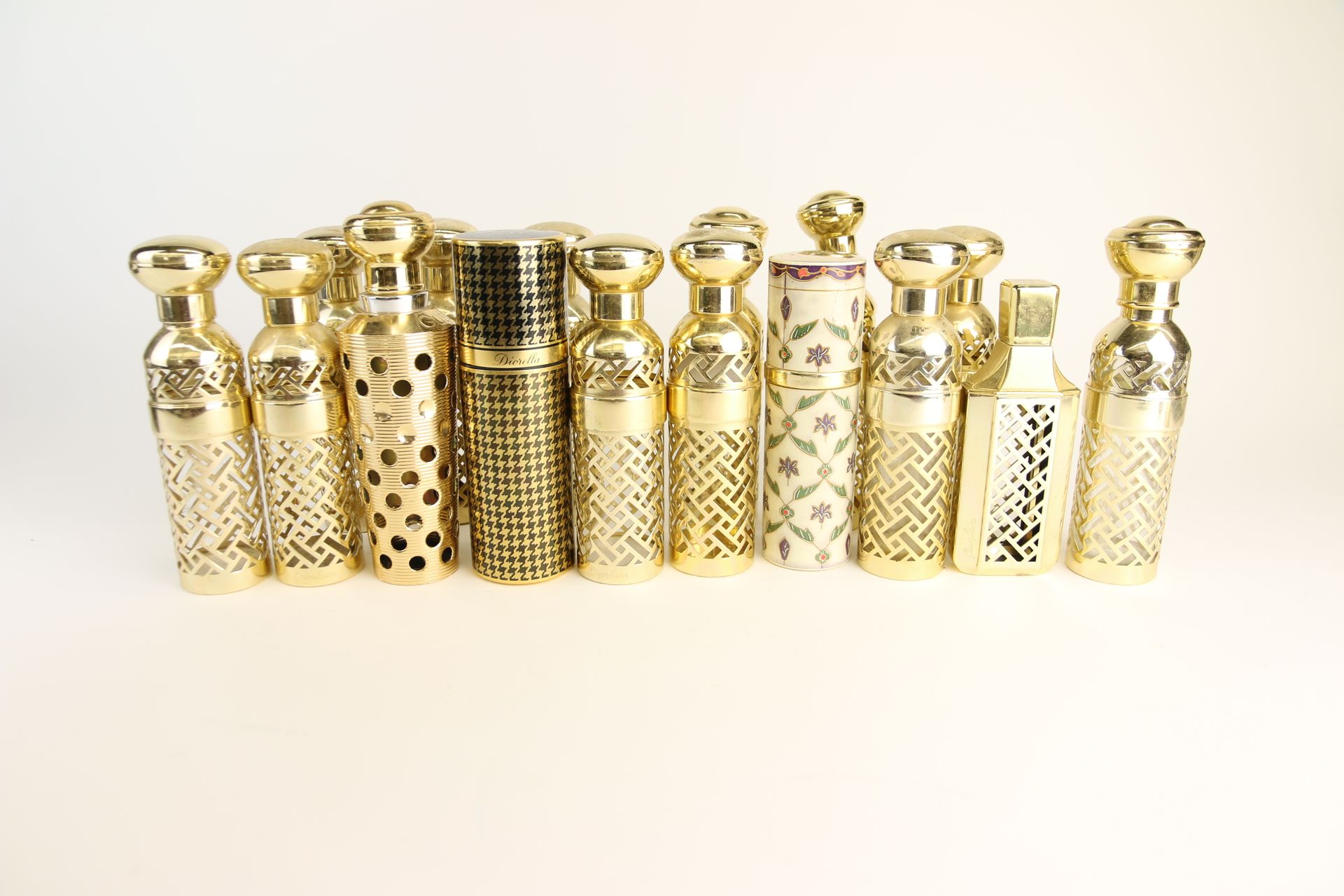 Guerlain 娇兰 
本拍品由16个瓶子组成，其中14个是镀金的Zamac，2个是铬石膏的金属，其中一个是Christian Dior家的。
(空)