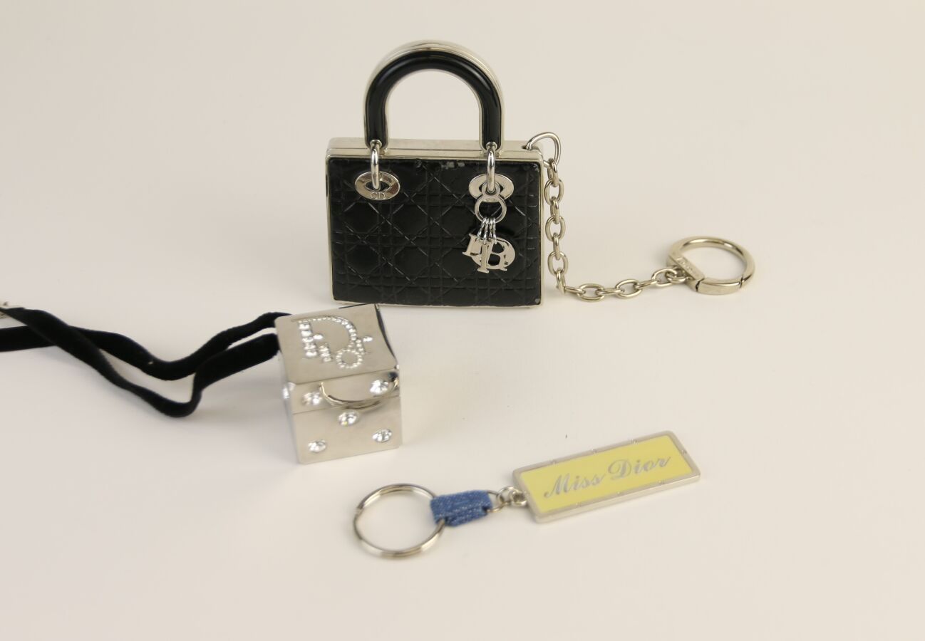Null Christian Dior - (2000年代)
拍品包括一个银色zamac光泽盒（空），镶有施华洛世奇水晶，代表玩骰子，以及一个银色zamac和假&hellip;