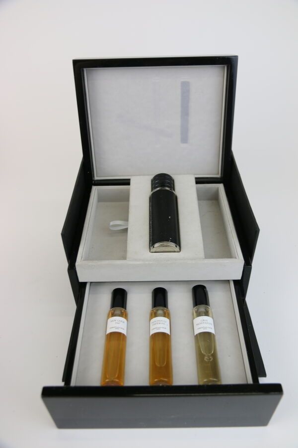 Null Christian Dior - "Collection Privée" - (2004)
Lujosa caja de madera lacada &hellip;