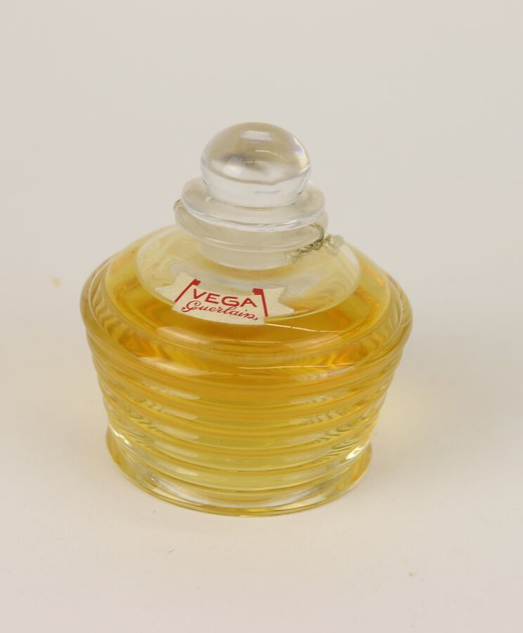 Null 娇兰 - "Vega" - (1936)
无色的巴卡拉压制水晶瓶，圆柱形部分，形状像一个有凹槽的墨水瓶，颈部有突出的卡尼特，顶部有突出边缘的球帽，一侧&hellip;