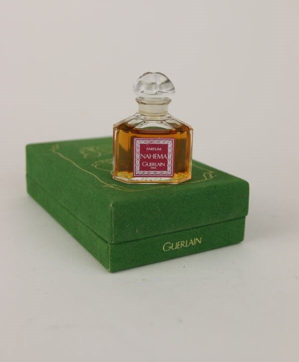 Null 娇兰 - "Nahéma" - (1979)
呈现在绿色绒面纸板盒中，上面有金色的阿拉伯花纹装饰，有标题，瓶子里有7.5毫升的特制香水。