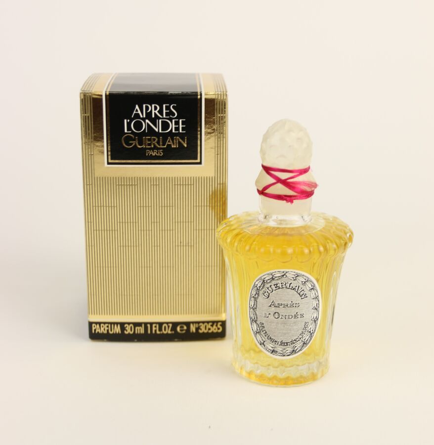 Null 娇兰 - "Après l'Ondée" - (1906)
装在他们的金色纸板箱中，路易十六风格的无色压制玻璃瓶，含有30毫升的密封提取物。全新的状态&hellip;