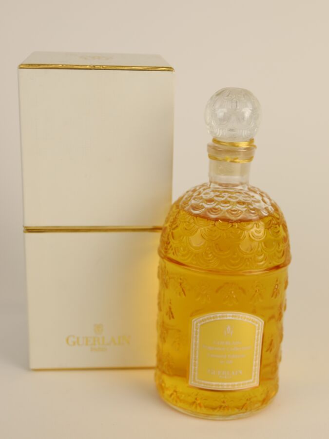 Null 娇兰 - "香氛系列限量版n°68" - (2016)
呈现在其白色和金色标题的纸板盒中，"Abeilles Blanches "瓶装250毫升的淡香&hellip;