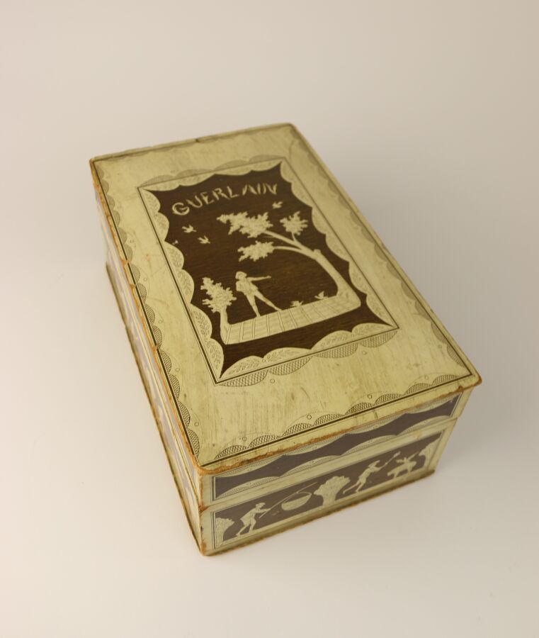 Null 娇兰 - (1910年代)
极其罕见的这种尺寸，气势恢宏的长方形杨木盒，覆盖着多色纸，上面有狩猎和捕鱼场景的插图，标题是娇兰的第一个版本，里面有缎子和&hellip;