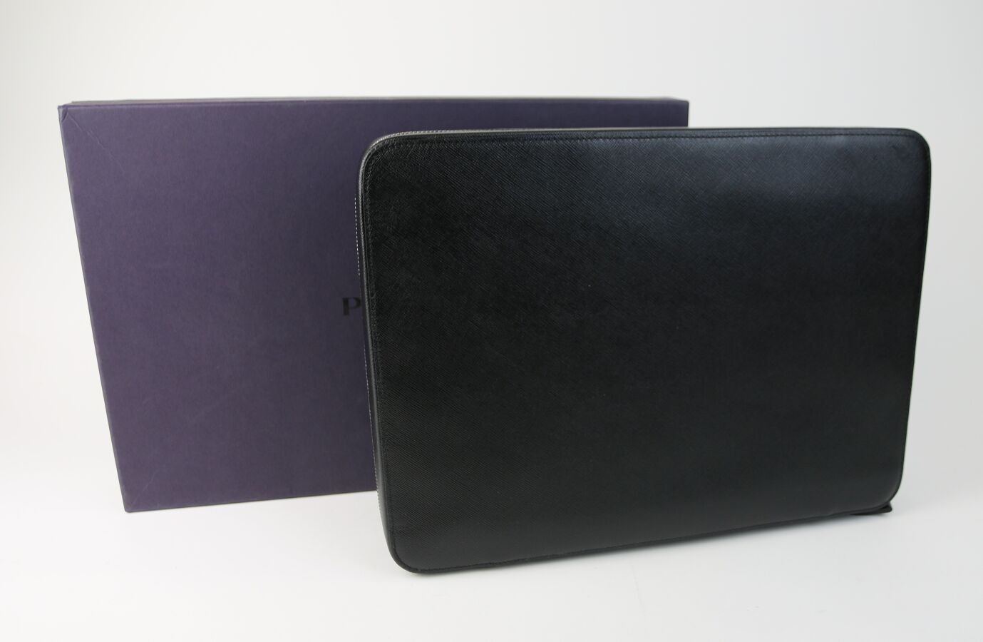 Null PRADA
Black saffiano leather document case, zip closure, retractable handle&hellip;