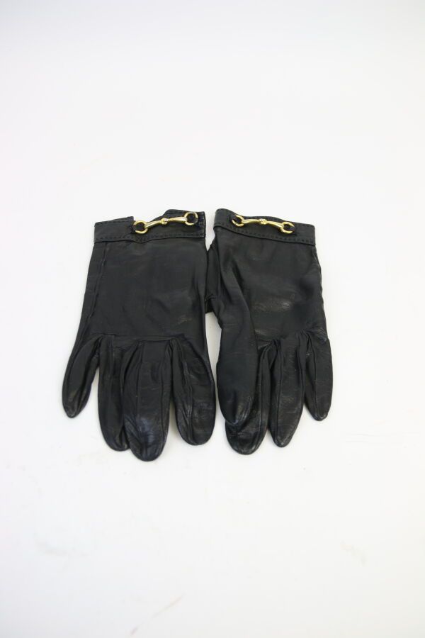 Null 爱马仕
一对黑色皮手套，带金色金属饰品
尺寸7
6双皮革、麂皮和黑色羊毛手套和一双黑色羊毛手套
各种尺寸
(有些磨损)