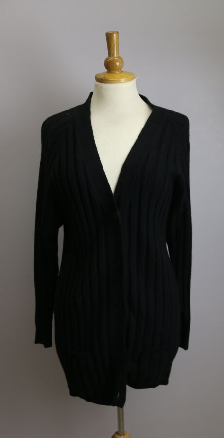 Null ERIC BOMPARD 
Long black cashmere cardigan, closing with five buttons, two &hellip;